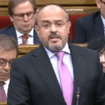 Alejandro Fernández critica a Illa en el Parlament: “Ni Zapatero era Bambi ni usted es el yerno ideal”