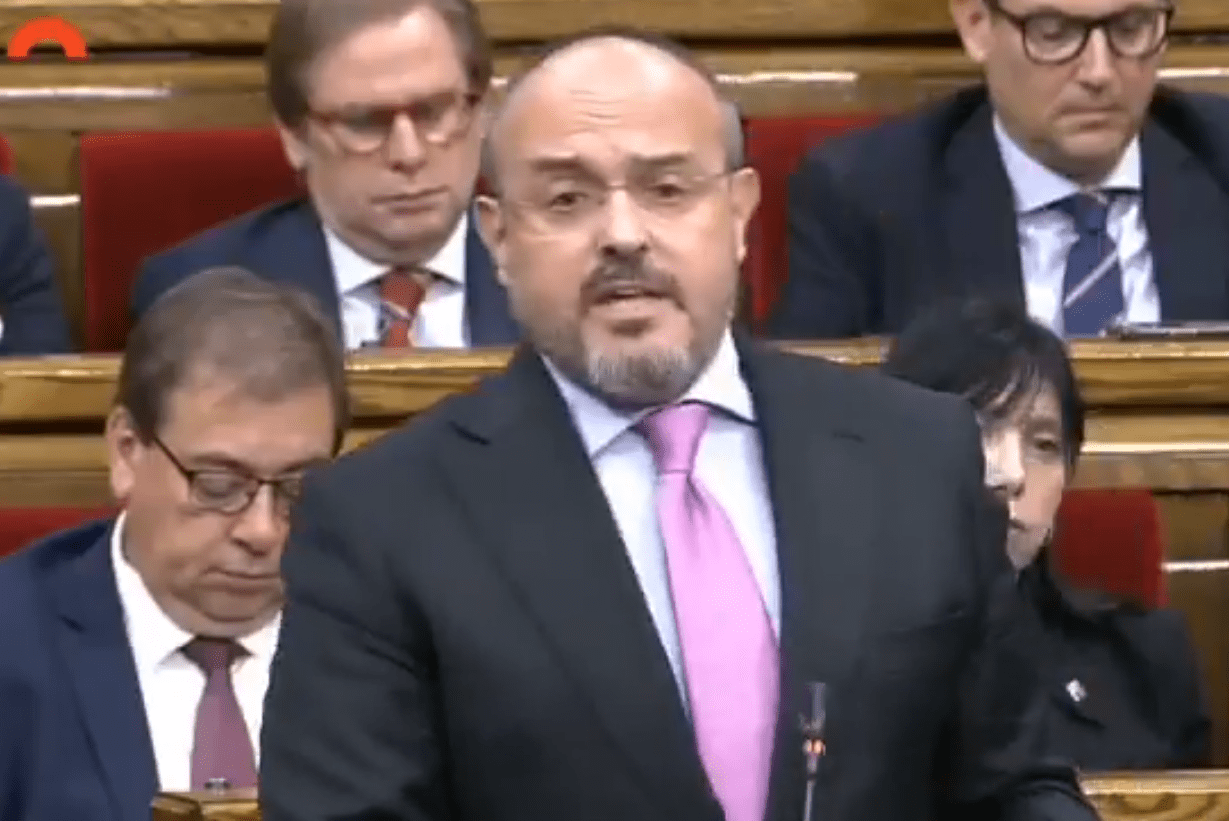 Alejandro Fernández critica a Illa en el Parlament: “Ni Zapatero era Bambi ni usted es el yerno ideal”