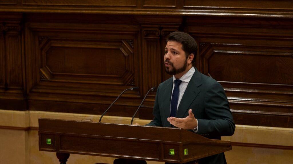 El Parlament rechaza las propuestas de Vox: eliminación del SOC, recortes fiscales y restricciones a ayudas para inmigrantes ilegales