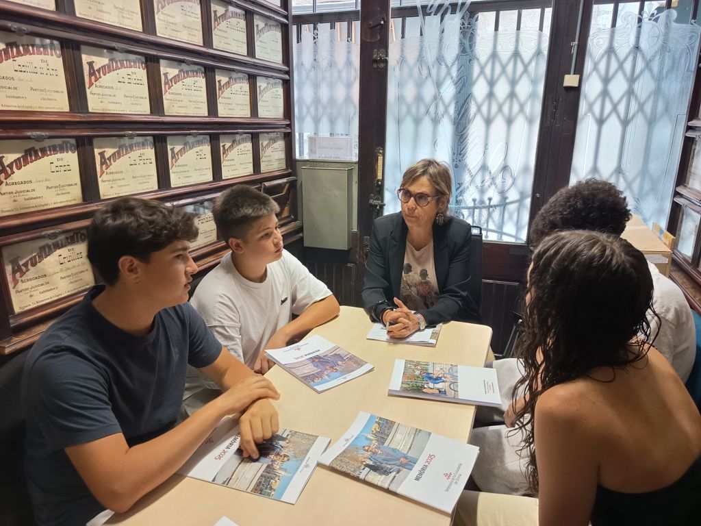 Estudiantes del Instituto El Vern Entrevistan a la Defensora de la Ciudadanía de Girona