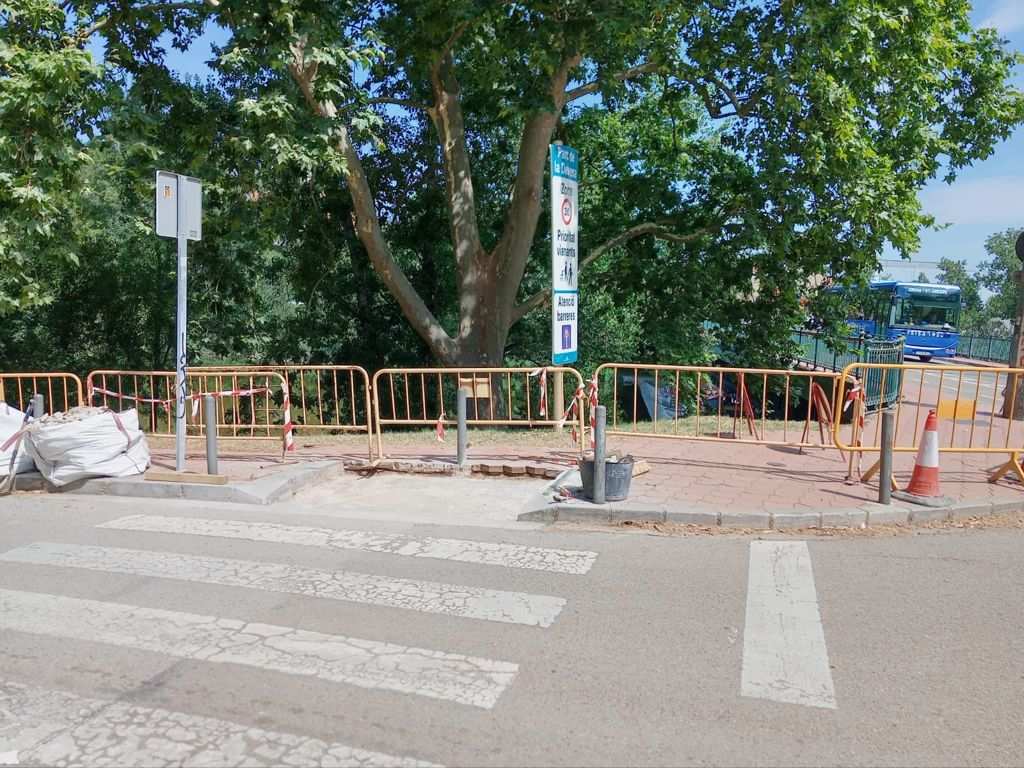 Girona Renueva el Pavimento de Piedra en los Rebajes de Peatones de la Devesa: Inicio de Obras