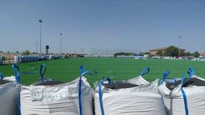 La Paeria renueva el césped artificial del campo de fútbol de Mangraners para mejorar la experiencia deportiva