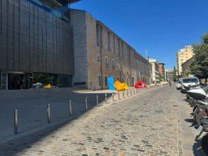 Reparación del pavimento de llambordes en las plazas Pompeu Fabra y del Hospital en Girona