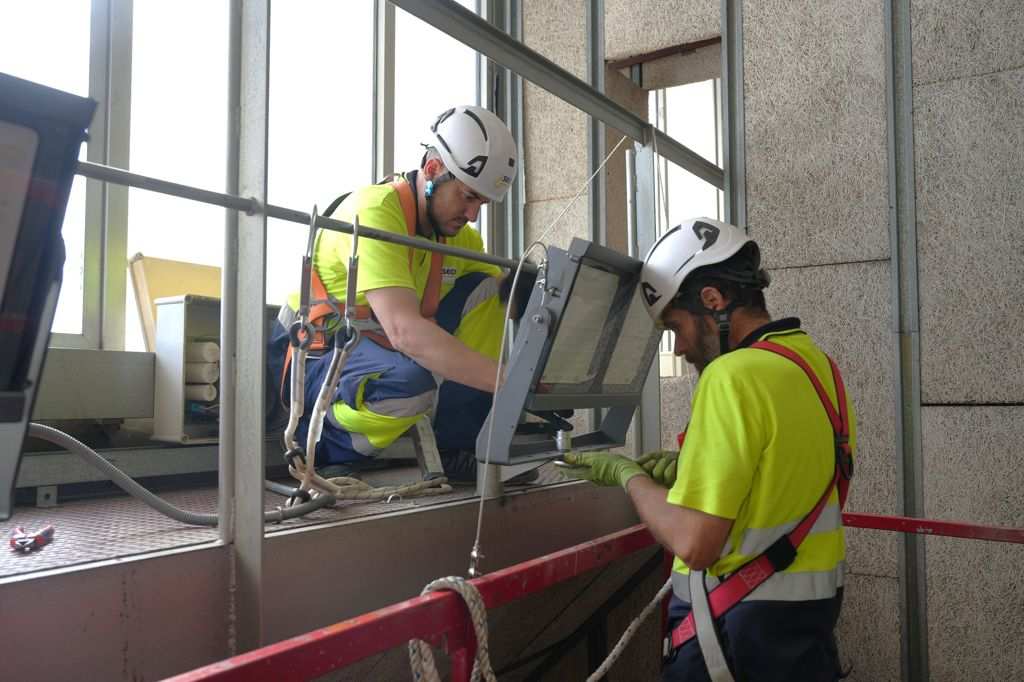 Renovación de Iluminación en el Pavellón Municipal de Fontajau: Instalación de 52 Proyectores LED para Mejorar la Pista Central