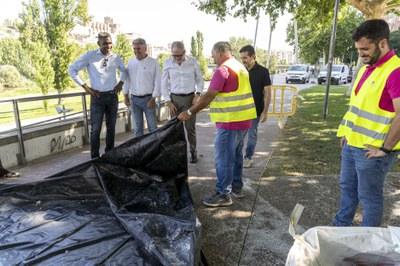 Intensivo Mantenimiento, Jardinería y Limpieza en la Plaza Blas Infante: Mejorando Espacios Públicos