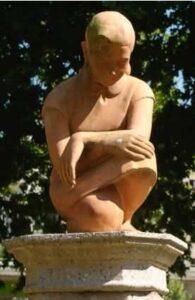 La escultura "La nena pensant" de Jordi Dalmau regresa a los jardines de la Devesa gracias al Ayuntamiento