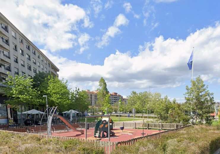 Renovación del pavimento de caucho en parques infantiles de Sant Narcís, Girona: mejora de la seguridad y diversión para los niños