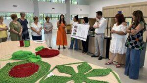 Centro Histórico de Lleida se transforma con una impresionante instalación tejida por 92 mujeres inspirada en las cerezas