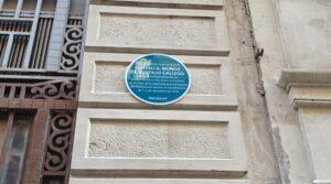 Barcelona rinde homenaje a Gustau Muñoz con una placa conmemorativa en el callejón Ferran