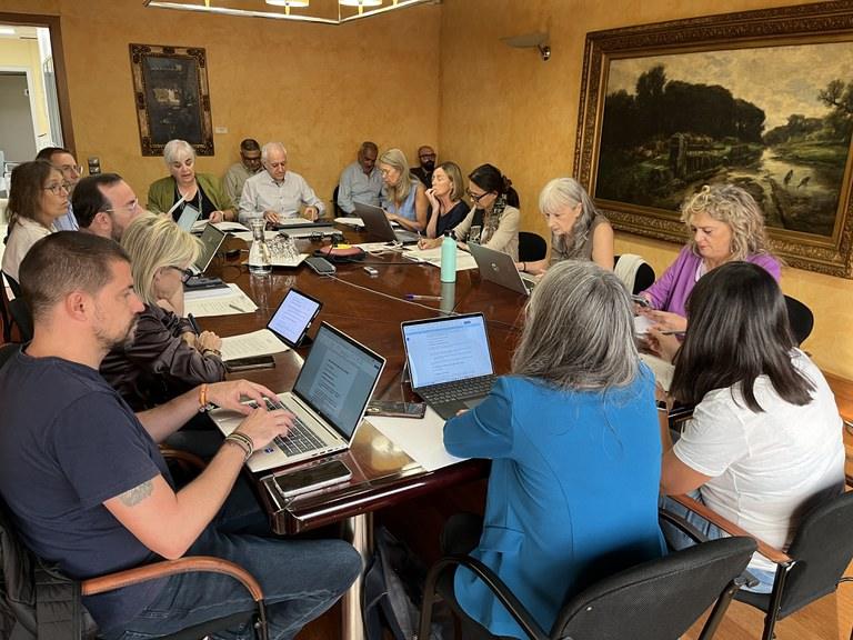 Pasarela del Liceu Escolar: Sombra Innovadora para Proteger a los Peatones del Calor Extremo