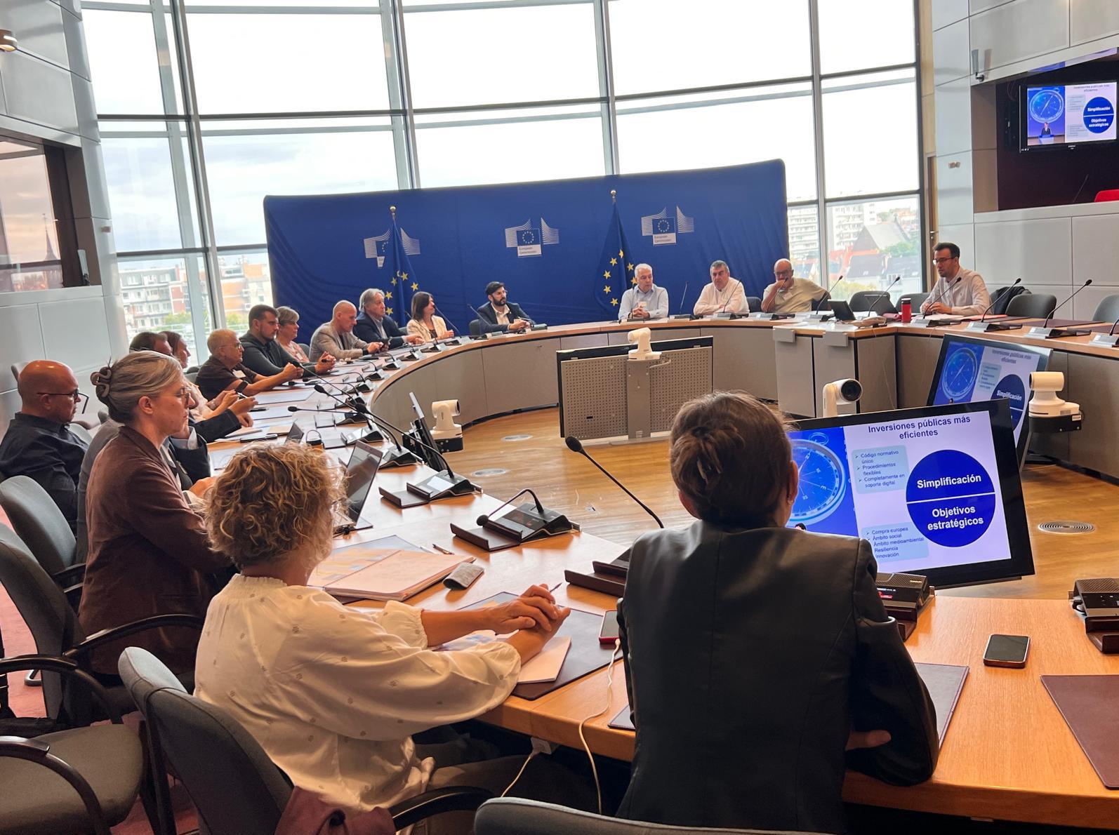 Alcaldes de 14 Municipios de la Provincia Aprenden sobre el Funcionamiento de las Instituciones Europeas