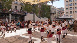 "Fiestas del Otoño: Baile de Bastones, Música y Fuego en su Vibrante Segunda Jornada"