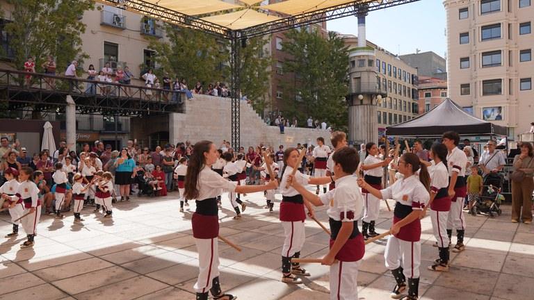 "Fiestas del Otoño: Baile de Bastones, Música y Fuego en su Vibrante Segunda Jornada"