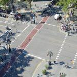 Vista aérea del cruce de Passeig de Gràcia con Carrer de Provença en Barcelona, con carril bici y peatones.