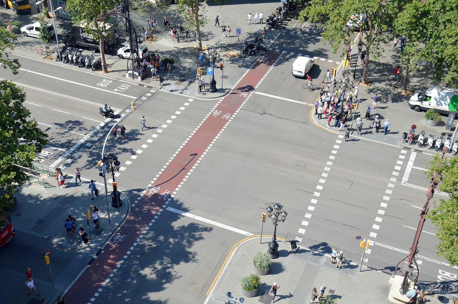 Vista aérea del cruce de Passeig de Gràcia con Carrer de Provença en Barcelona, con carril bici y peatones.
