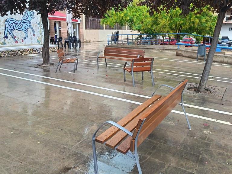 La Paeria moderniza el mobiliario urbano en la plaza Amics de Lleida